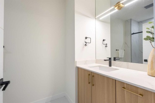 2424 25 Avenue Nw, Calgary, AB - Indoor Photo Showing Bathroom