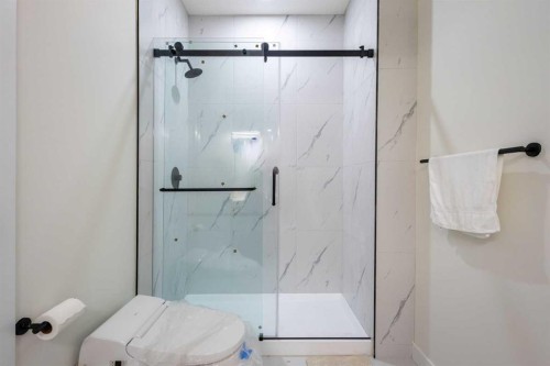 2424 25 Avenue Nw, Calgary, AB - Indoor Photo Showing Bathroom