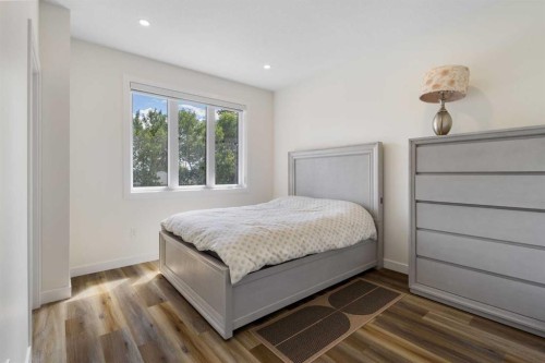 2424 25 Avenue Nw, Calgary, AB - Indoor Photo Showing Bedroom