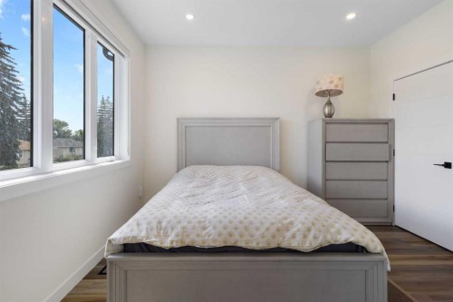2424 25 Avenue Nw, Calgary, AB - Indoor Photo Showing Bedroom