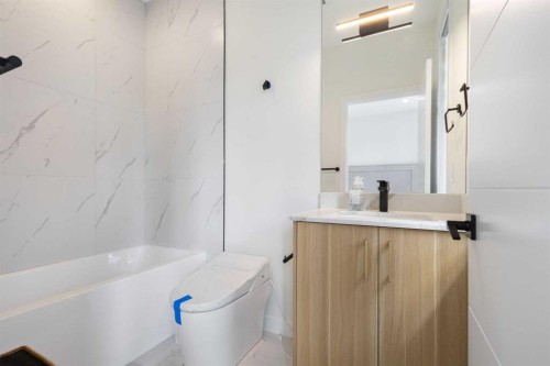 2424 25 Avenue Nw, Calgary, AB - Indoor Photo Showing Bathroom