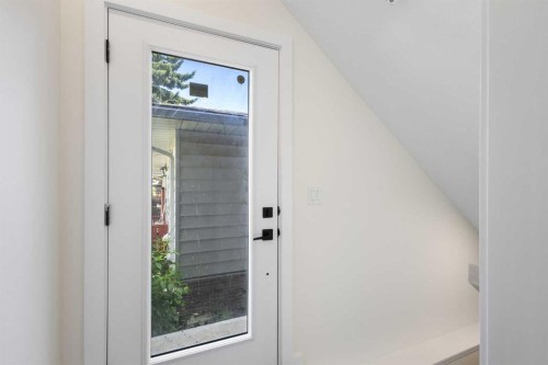 2424 25 Avenue Nw, Calgary, AB - Indoor Photo Showing Other Room