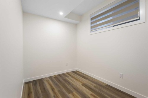 2424 25 Avenue Nw, Calgary, AB - Indoor Photo Showing Other Room