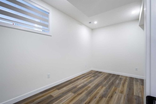 2424 25 Avenue Nw, Calgary, AB - Indoor Photo Showing Other Room