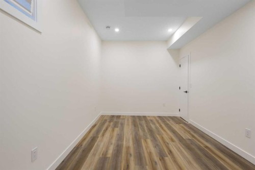 2424 25 Avenue Nw, Calgary, AB - Indoor Photo Showing Other Room