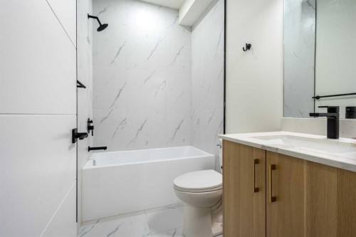 2424 25 Avenue Nw, Calgary, AB - Indoor Photo Showing Bathroom
