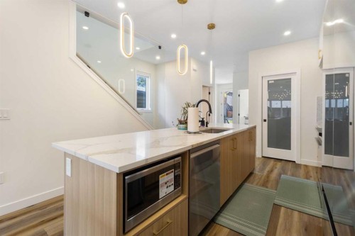 2424 25 Avenue Nw, Calgary, AB - Indoor Photo Showing Kitchen With Upgraded Kitchen