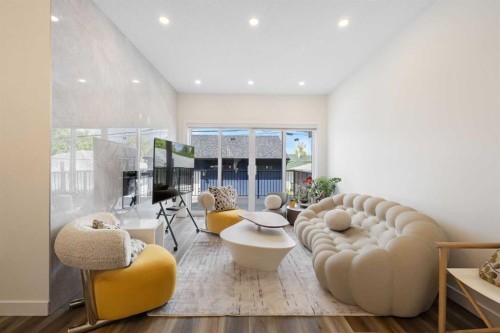 2424 25 Avenue Nw, Calgary, AB - Indoor Photo Showing Living Room