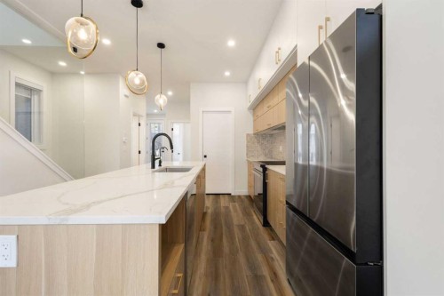 2426 25 Avenue Nw, Calgary, AB - Indoor Photo Showing Kitchen With Upgraded Kitchen