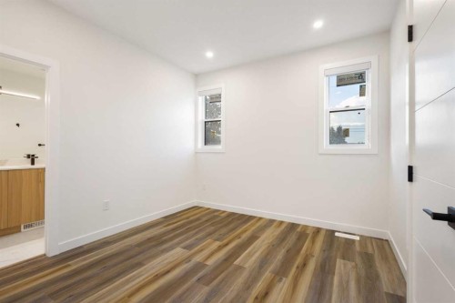 2426 25 Avenue Nw, Calgary, AB - Indoor Photo Showing Other Room