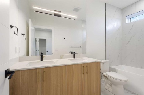 2426 25 Avenue Nw, Calgary, AB - Indoor Photo Showing Bathroom
