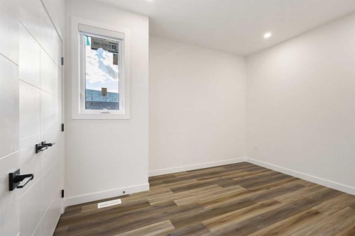 2426 25 Avenue Nw, Calgary, AB - Indoor Photo Showing Other Room