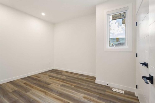 2426 25 Avenue Nw, Calgary, AB - Indoor Photo Showing Other Room