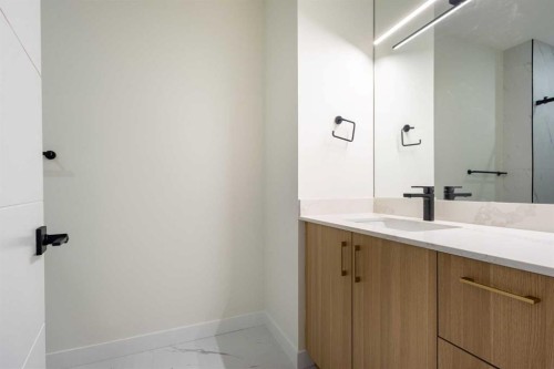 2426 25 Avenue Nw, Calgary, AB - Indoor Photo Showing Bathroom