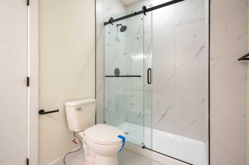 2426 25 Avenue Nw, Calgary, AB - Indoor Photo Showing Bathroom
