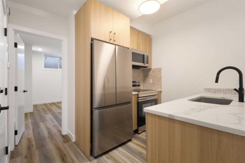 2426 25 Avenue Nw, Calgary, AB - Indoor Photo Showing Kitchen