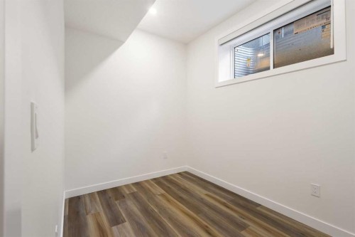 2426 25 Avenue Nw, Calgary, AB - Indoor Photo Showing Other Room