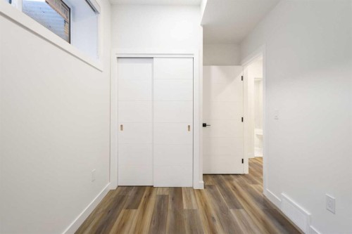 2426 25 Avenue Nw, Calgary, AB - Indoor Photo Showing Other Room