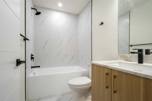 2426 25 Avenue Nw, Calgary, AB - Indoor Photo Showing Bathroom