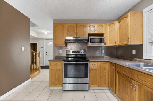 75 Everglade Drive Se, Airdrie, AB - Indoor Photo Showing Kitchen