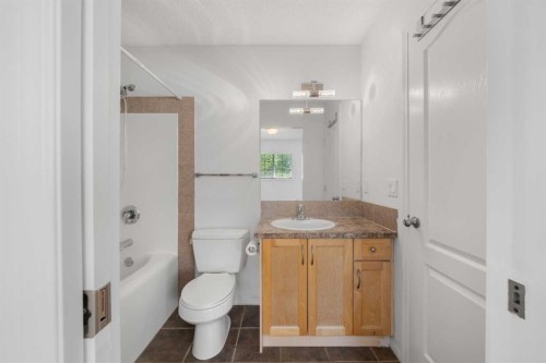 301 Strathaven Mews, Strathmore, AB - Indoor Photo Showing Bathroom