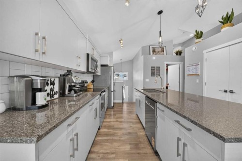 36 Cameron Close, Sylvan Lake, AB - Indoor Photo Showing Kitchen With Upgraded Kitchen