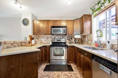 275 Everstone Drive Sw, Calgary, AB - Indoor Photo Showing Kitchen With Double Sink