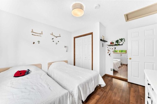 32 Cimarron Meadows Way, Okotoks, AB - Indoor Photo Showing Bedroom