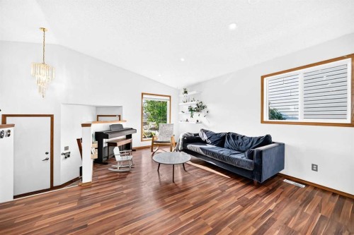 32 Cimarron Meadows Way, Okotoks, AB - Indoor Photo Showing Living Room