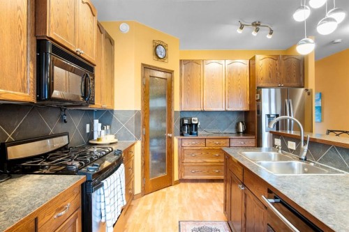 41 Stromsay Gate, Carstairs, AB - Indoor Photo Showing Kitchen With Double Sink