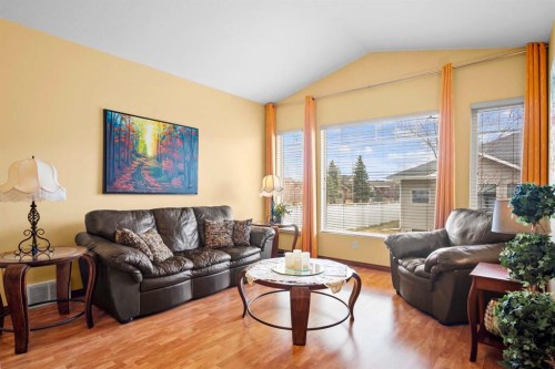 41 Stromsay Gate, Carstairs, AB - Indoor Photo Showing Living Room