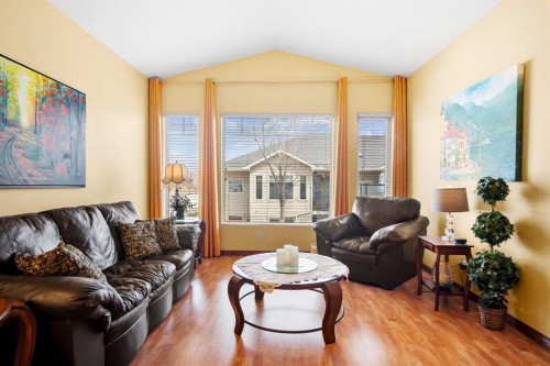 41 Stromsay Gate, Carstairs, AB - Indoor Photo Showing Living Room