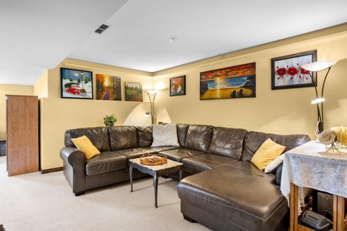 41 Stromsay Gate, Carstairs, AB - Indoor Photo Showing Living Room