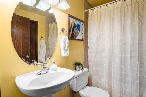 41 Stromsay Gate, Carstairs, AB - Indoor Photo Showing Bathroom