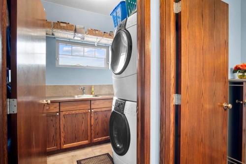 41 Stromsay Gate, Carstairs, AB - Indoor Photo Showing Laundry Room