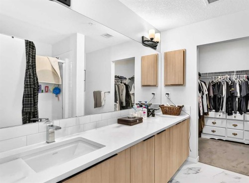 3208-220 Seton Grove Se, Calgary, AB - Indoor Photo Showing Bathroom