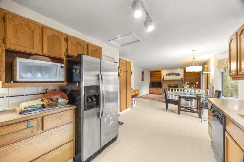 107 Hampshire Close Nw, Calgary, AB - Indoor Photo Showing Kitchen