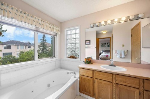107 Hampshire Close Nw, Calgary, AB - Indoor Photo Showing Bathroom