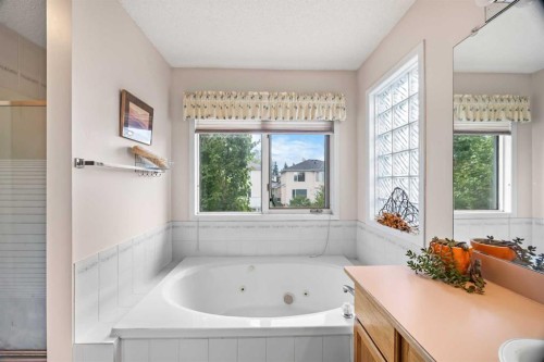107 Hampshire Close Nw, Calgary, AB - Indoor Photo Showing Bathroom