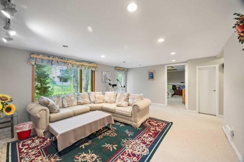 107 Hampshire Close Nw, Calgary, AB - Indoor Photo Showing Other Room