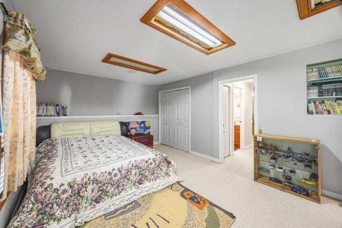 107 Hampshire Close Nw, Calgary, AB - Indoor Photo Showing Bedroom