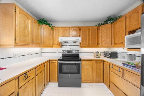 107 Hampshire Close Nw, Calgary, AB - Indoor Photo Showing Kitchen