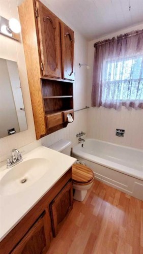 2435 7 Avenue North, Lethbridge, AB - Indoor Photo Showing Bathroom