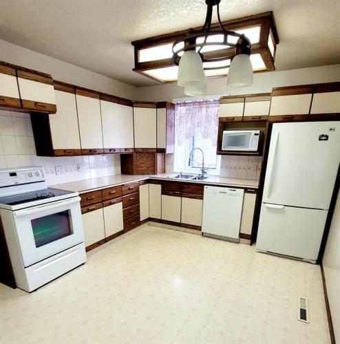 2435 7 Avenue North, Lethbridge, AB - Indoor Photo Showing Kitchen