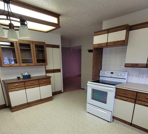 2435 7 Avenue North, Lethbridge, AB - Indoor Photo Showing Kitchen
