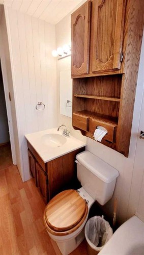 2435 7 Avenue North, Lethbridge, AB - Indoor Photo Showing Bathroom