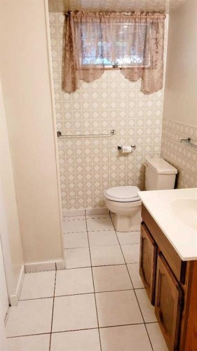2435 7 Avenue North, Lethbridge, AB - Indoor Photo Showing Bathroom