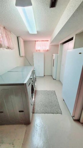 2435 7 Avenue North, Lethbridge, AB - Indoor Photo Showing Laundry Room