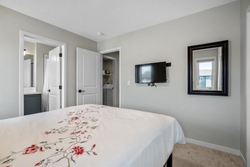 30 Wolf Crescent, Okotoks, AB - Indoor Photo Showing Bedroom