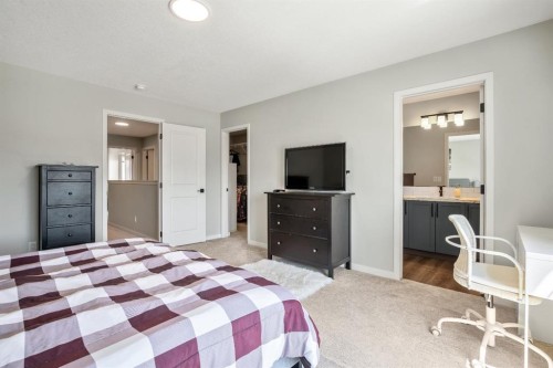 30 Wolf Crescent, Okotoks, AB - Indoor Photo Showing Bedroom